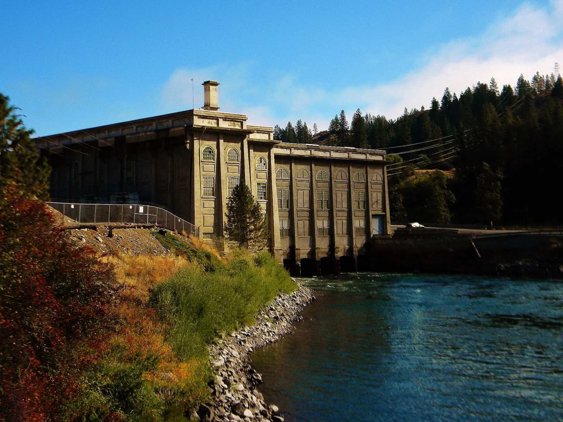 Little Falls Hydroelectric Dam on the Spokane River (CC BY-SA 4.0, photo by Jon Roanhaus)